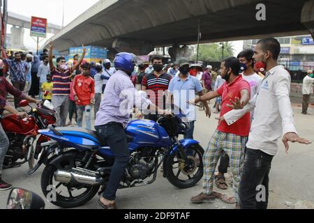 I lavoratori del trasporto del Bangladesh bloccano una strada mentre si riuniscono in una protesta che chiede sollievo e riaprono il trasporto pubblico durante la chiusura a livello nazionale, a Dhaka, Bangladesh, 7 maggio 2020. Il Bangladesh ha imposto un blocco a livello nazionale per frenare la diffusione del nuovo coronavirus. Le autorità hanno vietato i viaggi di passeggeri via acqua, ferrovia e su rotte aeree nazionali a partire dal marzo 24. Foto di Suvra Kanti Das/ABACAPRESS.COM Foto Stock