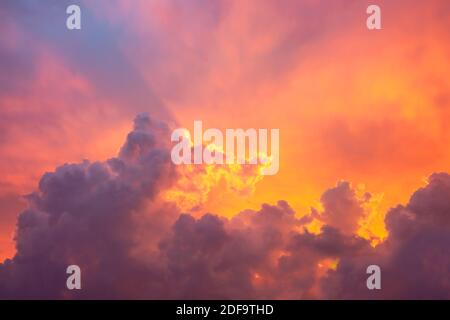 Drammatica formazione di nuvole durante il tramonto. Foto Stock