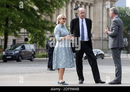 Il politico francese Herve Gaymard, con Yves de Gaulle, nipote di Charles de Gaulle, E sua moglie Laurence durante la cerimonia del 75° anniversario della vittoria della seconda guerra mondiale in Europa, a Parigi, in Francia, l'8 maggio 2020, il 53° giorno di una stretta chiusura del paese, volta a frenare la diffusione della COVID-19. Foto di Stephane Lemouton/Pool/ABACAPRESS.COM Foto Stock