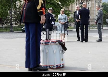 Il politico francese Herve Gaymard, con Yves de Gaulle, nipote di Charles de Gaulle, E sua moglie Laurence durante la cerimonia del 75° anniversario della vittoria della seconda guerra mondiale in Europa, a Parigi, in Francia, l'8 maggio 2020, il 53° giorno di una stretta chiusura del paese, volta a frenare la diffusione della COVID-19. Foto di Stephane Lemouton/Pool/ABACAPRESS.COM Foto Stock