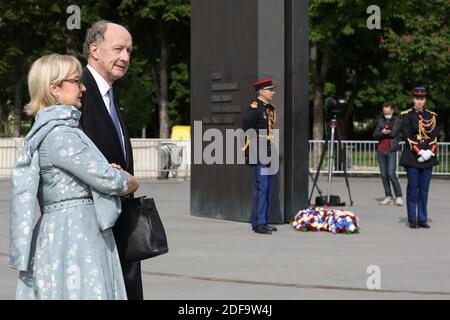 Yves de Gaulle, nipote di Charles de Gaulle, E sua moglie Laurence durante la cerimonia del 75° anniversario della vittoria della seconda guerra mondiale in Europa, a Parigi, in Francia, l'8 maggio 2020, il 53° giorno di una stretta chiusura del paese, volta a frenare la diffusione della COVID-19. Foto di Stephane Lemouton/Pool/ABACAPRESS.COM Foto Stock