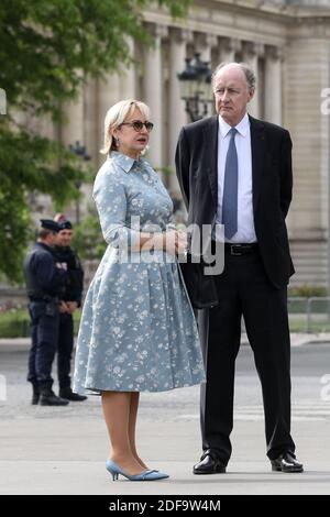 Yves de Gaulle, nipote di Charles de Gaulle, E sua moglie Laurence durante la cerimonia del 75° anniversario della vittoria della seconda guerra mondiale in Europa, a Parigi, in Francia, l'8 maggio 2020, il 53° giorno di una stretta chiusura del paese, volta a frenare la diffusione della COVID-19. Foto di Stephane Lemouton/Pool/ABACAPRESS.COM Foto Stock