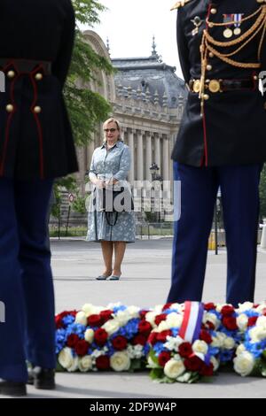 Yves de Gaulle, nipote di Charles de Gaulle, E sua moglie Laurence durante la cerimonia del 75° anniversario della vittoria della seconda guerra mondiale in Europa, a Parigi, in Francia, l'8 maggio 2020, il 53° giorno di una stretta chiusura del paese, volta a frenare la diffusione della COVID-19. Foto di Stephane Lemouton/Pool/ABACAPRESS.COM Foto Stock