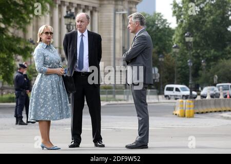 Il politico francese Herve Gaymard, con Yves de Gaulle, nipote di Charles de Gaulle, E sua moglie Laurence durante la cerimonia del 75° anniversario della vittoria della seconda guerra mondiale in Europa, a Parigi, in Francia, l'8 maggio 2020, il 53° giorno di una stretta chiusura del paese, volta a frenare la diffusione della COVID-19. Foto di Stephane Lemouton/Pool/ABACAPRESS.COM Foto Stock