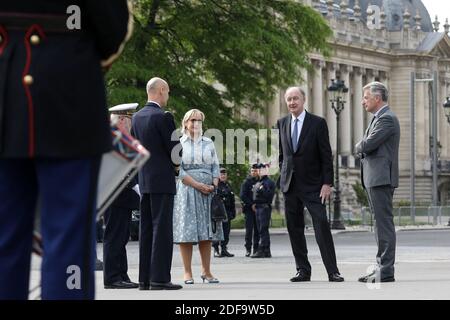 Il politico francese Herve Gaymard, con Yves de Gaulle, nipote di Charles de Gaulle, E sua moglie Laurence durante la cerimonia del 75° anniversario della vittoria della seconda guerra mondiale in Europa, a Parigi, in Francia, l'8 maggio 2020, il 53° giorno di una stretta chiusura del paese, volta a frenare la diffusione della COVID-19. Foto di Stephane Lemouton/Pool/ABACAPRESS.COM Foto Stock