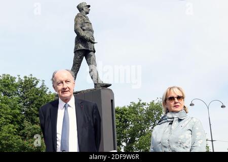Yves de Gaulle, nipote di Charles de Gaulle, E sua moglie Laurence durante la cerimonia del 75° anniversario della vittoria della seconda guerra mondiale in Europa, a Parigi, in Francia, l'8 maggio 2020, il 53° giorno di una stretta chiusura del paese, volta a frenare la diffusione della COVID-19. Foto di Stephane Lemouton/Pool/ABACAPRESS.COM Foto Stock