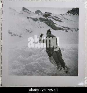 Foto storica: Le donne visitano il lago di montagna Truebsee ad Engelberg, Svizzera 1959 riproduzione a Marktoberdorf, Germania, 26 ottobre 2020. © Peter Schatz / Alamy foto d'archivio Foto Stock