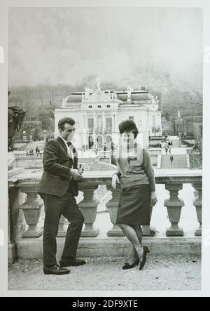 Foto storica: Coppia al castello di Schloss Linderhof 1962 a Oberammergau, Germania. Riproduzione a Marktoberdorf, Germania, 26 ottobre 2020. © Peter Schatz / Alamy foto d'archivio Foto Stock