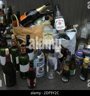 Confinato consumo di alcol parigino il sabato sera bottiglie di liquore vuote in bidone spazzatura sul marciapiede in una delle strade di Parigi durante una stretta chiusura entra in vigore in Francia per fermare la diffusione della COVID-19. Dopo l'annuncio da parte del presidente francese Emmanuel Macron della casa rigida Norme di confinamento dei francesi a causa di un focolaio di pandemia di coronavirus (COVID-19) il 18 marzo 2020 a Parigi, in Francia, i francesi dovranno rimanere a casa, la Francia ha chiuso tutte le scuole, i teatri, i cinema e una serie di negozi, con solo quelli che vendono cibo e altri articoli essenziali allowe Foto Stock