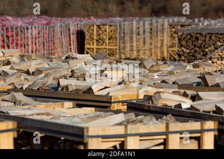 Pallet in legno riempito con legna da ardere Foto Stock