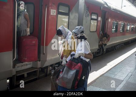 I passeggeri salono a bordo del primo treno alla stazione ferroviaria di Howrah che riprende dopo 48 giorni. Tutti i treni passeggeri sono stati sospesi per 48 giorni dal 25 aprile 2020 a causa della covid 19 pandepic. I treni passeggeri riprendono in parte oggi in tutto il paese. Solo 15 coppie di treni speciali con tutti i pullman AC sono autorizzati a correre nel paese. Kolkata, Bengala Occidentale, India, 12 maggio 2020. Foto di Arindam Mukherjee/ABACAPRESS.COM Foto Stock