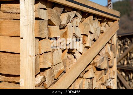 Pallet in legno riempito con legna da ardere Foto Stock