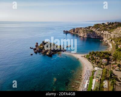 Isola Bella a Taormina, Sicilia, Vista aerea dell'isola e Isola Bella spiaggia e mare blu a Taormina, Sicilia, Italia Europa Foto Stock