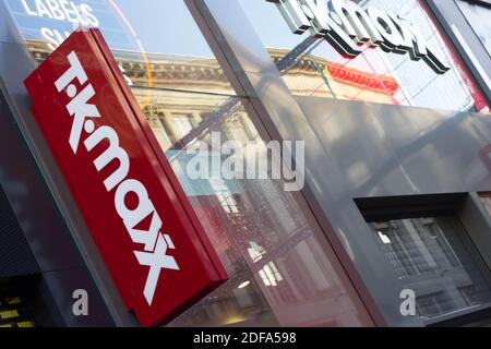 Logo TKmaxx con scritta bianca su sfondo rosso sul lato anteriore del negozio di Oxford Street, Londra, Inghilterra Foto Stock