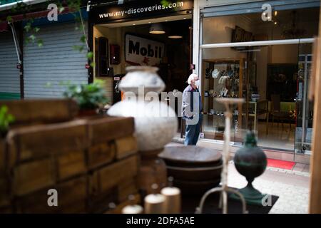 Le persone che indossano la maschera al mercato di Dauphine, il famoso mercato delle pulci di Parigi Saint-Ouen (marche aux puces de Saint Ouen) riapre dopo il blocco del 16 2020 maggio durante la crisi del coronavirus nel quartiere parigino di Saint-Ouen, Francia. Nato nel 1885, il mercato dell'antiquariato di Saint-Ouen, è la più grande concentrazione di antiquari e commercianti di seconda mano nel mondo. Nel 2001, il mercato dell'antiquariato di Saint-Ouen è stato classificato come "zone de Protection du Patrimoine Urbain et Paysager". Foto di Raphael Lafargue/ABACAPRESS.COM Foto Stock