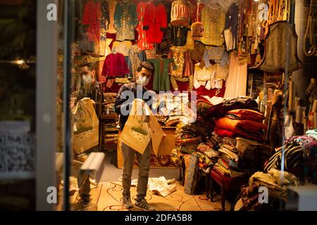 Le persone che indossano la maschera al mercato di Dauphine, il famoso mercato delle pulci di Parigi Saint-Ouen (marche aux puces de Saint Ouen) riapre dopo il blocco durante la crisi del coronavirus il 16 2020 maggio nel quartiere di Parigi, sobborgo di Saint-Ouen, Francia. Nato nel 1885, il mercato dell'antiquariato di Saint-Ouen, è la più grande concentrazione di antiquari e commercianti di seconda mano nel mondo. Nel 2001, il mercato dell'antiquariato di Saint-Ouen è stato classificato come "zone de Protection du Patrimoine Urbain et Paysager". Foto di Raphael Lafargue/ABACAPRESS.COM Foto Stock