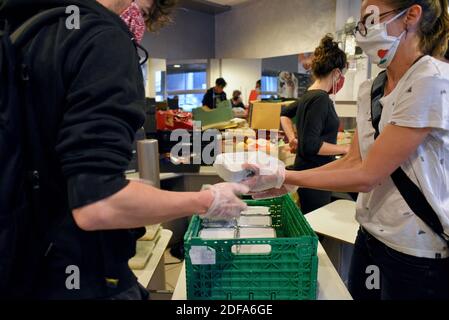 Durante e dopo la crisi del coronavirus - covid 19, il collettivo di volontari studenti 'les velos du coeur' (biciclette del cuore), viene in aiuto dei bisognosi. Sono marauding ogni giorno per diverse settimane. Distribuisce donazioni da privati e aziende e ha distribuito 5500 pasti in 2 mesi, 300 pacchi alimentari a studenti in situazioni precarie, nonché kit di abbigliamento e igiene. Consegna in hotel a donne, migranti e richiedenti asilo in stato di malessere e a persone che vivono per strada. 9 maggio 2020, a Strasburgo, Francia nordorientale. Foto di Nicolas Roses/ABACAPRESS.COM Foto Stock