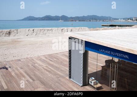 Vista della spiaggia del Festival desertato il 17 maggio 2020 a Cannes, a sud della Francia. Originariamente prenotato dal 12 maggio al 23 maggio, il 73o Festival del Cinema di Cannes è stato ufficialmente annullato a causa della pandemia COVID-19. Il Festival del Cinema di Cannes annunciò una selezione ufficiale di film rivista a giugno, ma quest'anno non ci sarà alcuna edizione fisica del festival. Invece, il delegato generale Thierry Fremaux ha dichiarato che il festival prevede di presentare i film ai festival cinematografici che hanno partecipato, tra cui il Festival Internazionale del Cinema di Venezia di settembre, e in tutti i cinema. Foto di Aurore Marechal/ABACAPRESS.COM Foto Stock