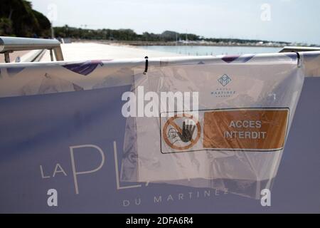 Vista sulla spiaggia proibita di Martinez il 17 maggio 2020 a Cannes, a sud della Francia. Originariamente prenotato dal 12 maggio al 23 maggio, il 73o Festival del Cinema di Cannes è stato ufficialmente annullato a causa della pandemia COVID-19. Il Festival del Cinema di Cannes annunciò una selezione ufficiale di film rivista a giugno, ma quest'anno non ci sarà alcuna edizione fisica del festival. Invece, il delegato generale Thierry Fremaux ha dichiarato che il festival prevede di presentare i film ai festival cinematografici che hanno partecipato, tra cui il Festival Internazionale del Cinema di Venezia di settembre, e in tutti i cinema. Foto di Aurore Marechal/ABACAPRESS.COM Foto Stock