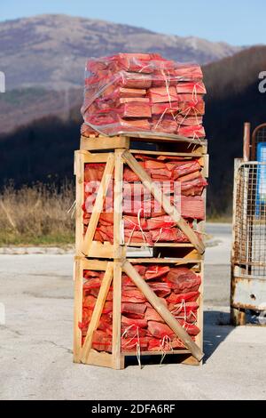 Pallet in legno riempito con legna da ardere Foto Stock