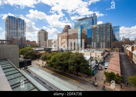 Spring, 2016 - Austin, Texas, Stati Uniti - Vista dall'alto. Strade centrali di Austin in tempo di sole Foto Stock