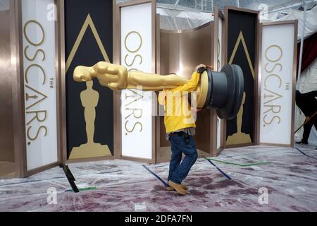 File photo datato 28 febbraio 2014 dei preparativi in vista dell'86esimo Premio annuale dell'Accademia a Los Angeles, CA, USA. Sembra che la pandemia del coronavirus potrebbe ritardare gli Oscar del prossimo anno. Secondo Variety, un insider del settore afferma che l'Accademia delle arti e delle scienze del movimento probabilmente posticiperà la cerimonia del 2021 a causa dell'incertezza sulla crisi sanitaria globale. Foto di Lionel Hahn/ABACAPRESS.COM Foto Stock