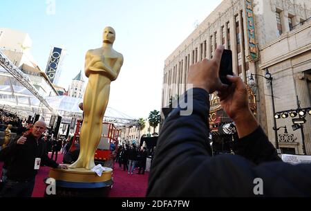 File photo datato 27 febbraio 2011 oa un uomo scatta una foto di una statua gigante di Oscar all'83esimo Premio annuale dell'Accademia, tenuto al Kodak Theatre di Los Angeles, CA, USA. Sembra che la pandemia del coronavirus potrebbe ritardare gli Oscar del prossimo anno. Secondo Variety, un insider del settore afferma che l'Accademia delle arti e delle scienze del movimento probabilmente posticiperà la cerimonia del 2021 a causa dell'incertezza sulla crisi sanitaria globale. Foto di Lionel Hahn/ABACAUSA.COM Foto Stock