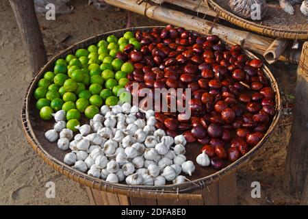 Aglio, tigli e acqua le castagne sono offerti in vendita al mercato di nuova BAGAN - BAGAN, MYANMAR Foto Stock