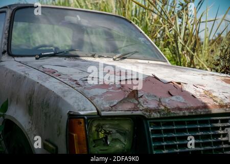 Primo piano di una vecchia macchina arrugginita rotta Foto Stock