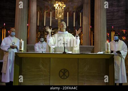 I fedeli cristiani presenziano a una messa di Mons. Arnaud Duban, alla chiesa Eglise du Saint-Esprit di Parigi, dopo che il governo francese ha autorizzato la celebrazione della messa alla presenza dei parrocchiani. Secondo il decreto del governo, i fedeli devono rispettare una distanza fisica, indossare una maschera e disinfettare le mani. Una persona dovrà anche regolare i flussi di persone alle entrate e alle uscite del luogo di culto, in modo da non superare un numero massimo di partecipanti consentito in uno spazio. Parigi, Francia il 24 maggio 2020. Foto di Alfred Yaghobzadeh/ABACAPRESS.COM Foto Stock