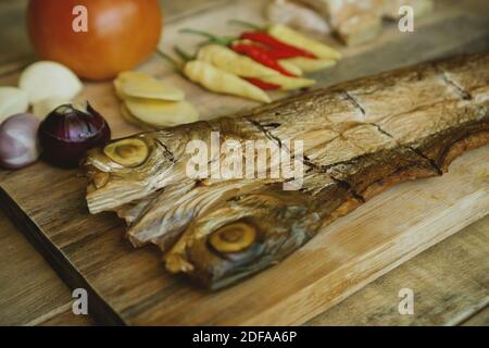 Primo piano fuoco selettivo del pesce secco e degli ingredienti laterali per una ricetta di cottura. Autentica cucina asiatica tradizionale. Foto Stock