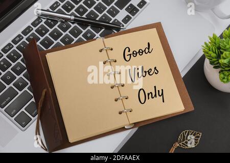 Primo piano Vista del notebook e del notebook marrone sul lavoro Scrivania Foto Stock