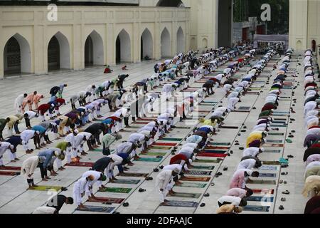 I musulmani del Bangladesh offrono la preghiera di Eid al-fitr mantenendo una distanza di sicurezza in mezzo alla crisi di Coronavirus (Covid-19) alla moschea nazionale di Mukarram di Bahil a Dhaka, Bangladesh, 25 maggio 2020. Foto di Suvra Kanti Das/ABACAPRESS.COM Foto Stock