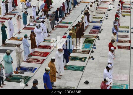 I musulmani del Bangladesh offrono la preghiera di Eid al-fitr mantenendo una distanza di sicurezza in mezzo alla crisi di Coronavirus (Covid-19) alla moschea nazionale di Mukarram di Bahil a Dhaka, Bangladesh, 25 maggio 2020. Foto di Suvra Kanti Das/ABACAPRESS.COM Foto Stock