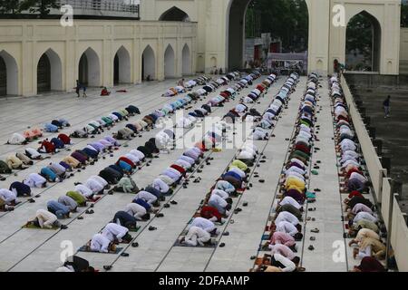 I musulmani del Bangladesh offrono la preghiera di Eid al-fitr mantenendo una distanza di sicurezza in mezzo alla crisi di Coronavirus (Covid-19) alla moschea nazionale di Mukarram di Bahil a Dhaka, Bangladesh, 25 maggio 2020. Foto di Suvra Kanti Das/ABACAPRESS.COM Foto Stock