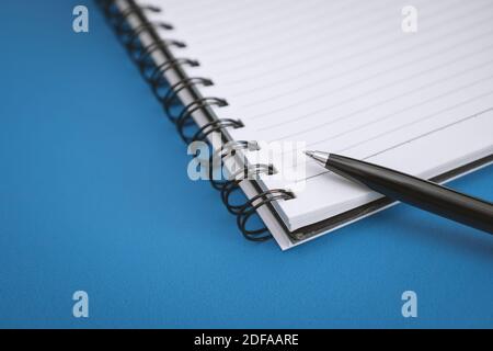 Vista ravvicinata di notebook Edge e Pen Foto Stock