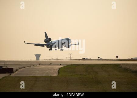 Foto dell'aereo FedEx che vola all'aeroporto di Parigi-Charles de Gaulle a Roissy-en-France, vicino a Parigi, Francia, il 25 maggio 2020. Foto di Raphael Lafargue/ABACAPRESS.COM Foto Stock