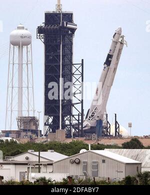 NO FILM, NO VIDEO, NO TV, NO DOCUMENTARIO - il razzo Space X Demo-2 Falcon 9, con la capsula Crew Dragon in cima, è sollevato alla sua posizione verticale al Launch Pad 39-A al Kennedy Space Center, FL, USA, martedì 26 maggio 2020, in preparazione per il lancio Mercoledì pomeriggio. Foto di Joe Burbank/Orlando Sentinel/TNS/ABACAPRESS.COM Foto Stock