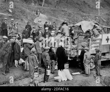 Tutte le vittime della siccità nella comunità isolata di montagna, ricevendo ordini di cibo da American Red Cross, Floyd County, Kentucky, USA, Lewis Wickes Hine, American National Red Cross Collection, 1930 Foto Stock