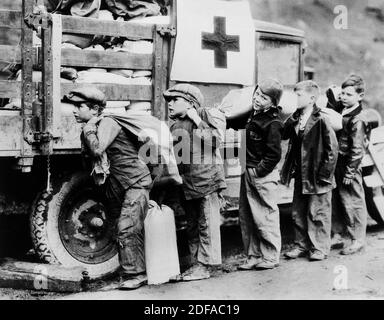 Young Boys, tutte le vittime della siccità nella comunità isolata di montagna, ricevendo ordini alimentari da American Red Cross, Floyd County, Kentucky, USA, Lewis Wickes Hine, American National Red Cross Collection, 1930 Foto Stock