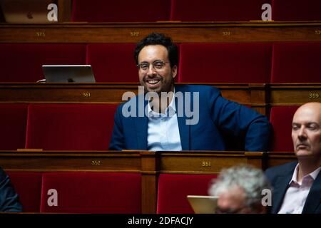 Il deputato francese del LREM Mounir Mahjoubi durante il dibattito al Palais Bourbon, sede dell'Assemblea nazionale francese, in vista del voto sull'app StopCovid, il 27 maggio 2020 a Parigi, la Francia facilita le misure di blocco adottate per frenare la diffusione della pandemia del COVID-19, causata dal novo coronavirus. Foto di Raphael Lafargue/ABACAPRESS.COM Foto Stock