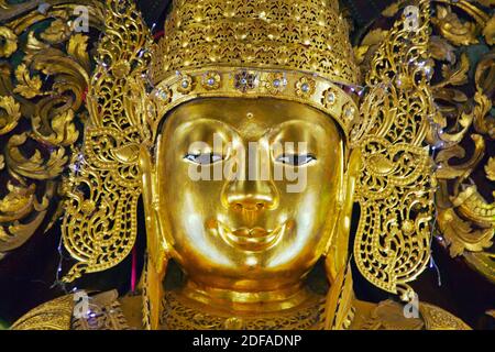 Un cast DI BUDDHA DI FERRO nel 1802 è ospitato a SANDAMANI PAYA che contiene anche 1774 lastre di marmo commentando il TRIPITAKA - MANDALAY, MYANMAR Foto Stock