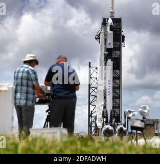 NO FILM, NO VIDEO, NO TV, NO DOCUMENTARIO - News fotografi hanno installato telecamere remote mentre la capsula Crew Dragon si trova sulla cima del razzo SpaceX Falcon 9 al Launch Complex 39-A al Kennedy Space Center, FL, USA, venerdì 29 maggio 2020. Il secondo tentativo di lancio della missione Demo-2 è previsto per sabato alle 15:22. Foto di Joe Burbank/Orlando Sentinel/TNS/ABACAPRESS.COM Foto Stock