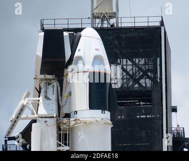 NESSUN FILM, NESSUN VIDEO, NESSUNA TV, NESSUN DOCUMENTARIO - la capsula Crew Dragon si trova sulla parte superiore del razzo SpaceX Falcon 9 al Launch Complex 39-A al Kennedy Space Center, FL, USA, venerdì 29 maggio 2020. Il secondo tentativo di lancio della missione Demo-2 è previsto per sabato alle 15:22. Foto di Joe Burbank/Orlando Sentinel/TNS/ABACAPRESS.COM Foto Stock