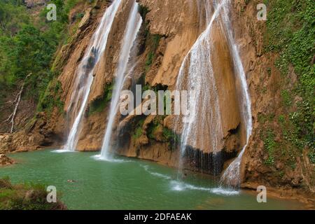 ANISAKAN cade cade in una piscina verde a poche miglia al di fuori di PYIN U LWIN noto anche come MAYMYO - Myanmar Foto Stock