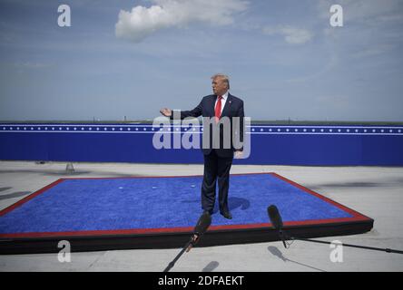 In questa foto pubblicata dalla National Aeronautics and Space Administration (NASA), Il presidente degli Stati Uniti Donald J. Trump parla all'Operations Support Building II dopo il lancio di un razzo SpaceX Falcon 9 che trasporta la navicella spaziale Crew Dragon dell'azienda nella Â™missione SpaceX Demo-2 di NASAâÂ con gli astronauti della NASA Robert Behnken e Douglas Hurley a bordo, sabato 30 maggio 2020, Presso il Kennedy Space Center di NASAâÂ€Â™in Florida. La missione SpaceX Demo-2 di NASAâÂ è Â™il primo lancio con gli astronauti della navicella spaziale SpaceX Crew Dragon e il razzo Falcon 9 alla Stazione spaziale Internazionale Foto Stock