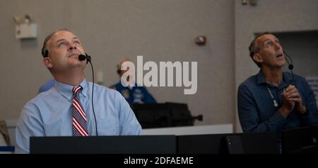 In questa foto pubblicata dalla National Aeronautics and Space Administration (NASA), Norm Knight, vice direttore delle operazioni di volo presso il Johnson Space Center della NASA, Guarda il lancio di un razzo SpaceX Falcon 9 che trasporta la navicella spaziale Crew Dragon dell'azienda nella missione Demo-2 con gli astronauti della NASA Douglas Hurley e Robert Behnken a bordo, sabato 30 maggio 2020, nella sala di lancio quattro del Launch Control Center presso il Kennedy Space Center della NASA in Florida. La missione SpaceX Demo-2 della NASA è il primo lancio con gli astronauti della navicella spaziale SpaceX Crew Dragon e del razzo Falcon 9 su Internatio Foto Stock