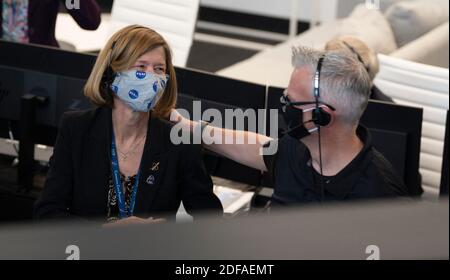 In questa foto rilasciata dalla National Aeronautics and Space Administration (NASA), Kathy Lueders, manager del Commercial Crew Program della NASA, a sinistra, e Benji Reed, il direttore della gestione della missione dell'equipaggio presso SpaceX è visto durante il lancio di un razzo SpaceX Falcon 9 che trasporta la navicella spaziale Crew Dragon dell'azienda nella missione Demo-2 con gli astronauti della NASA Douglas Hurley e Robert Behnken a bordo, sabato 30 maggio 2020, Nella stanza di sparo quattro del Launch Control Center presso il Kennedy Space Center della NASA in Florida. La missione SpaceX Demo-2 della NASA è il primo lancio con gli astronauti della SpaceX Crew Dra Foto Stock