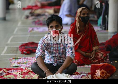 I cittadini del Bangladesh si siedono all'interno di un traghetto per raggiungere la loro città natale al terminal di lancio di Sadarghat, a Dhaka, Bangladesh, il 31 maggio 2020. Il governo del Bangladesh ha permesso che le operazioni di tutti gli uffici, le imprese e i trasporti riprendano dalla domenica su scala limitata, in un momento in cui il paese sta affrontando il suo peggior attacco del mortale COVID-19. Foto di Suvra Kanti Das/ABACAPRESS.COM Foto Stock