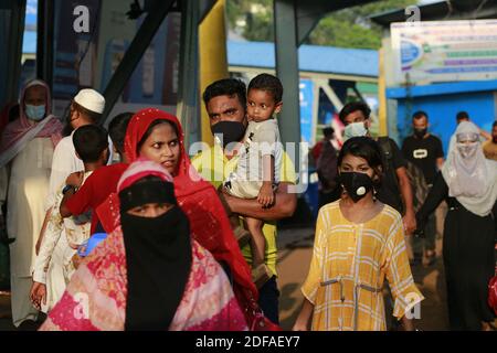 I cittadini del Bangladesh si spostano verso il traghetto per la propria città natale dopo che il Bangladesh ha in parte subito un blocco di oltre due mesi a causa del romanzo coronavirus (COVID-19) dal maggio 31 per il bene Â™dell'economia del countryâÂ, presso il terminal di Sadarghat Launch, a Dhaka, Bangladesh, il 31 maggio 2020. Il governo del Bangladesh ha permesso che le operazioni di tutti gli uffici, le imprese e i trasporti riprendano dalla domenica su scala limitata, in un momento in cui il paese sta affrontando il suo peggior attacco del mortale COVID-19. Foto di Suvra Kanti Das/ABACAPRESS.COM Foto Stock